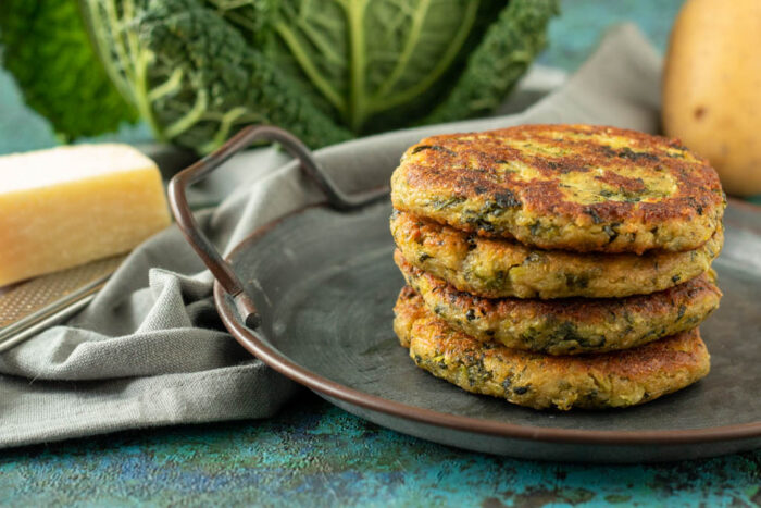 Rezept für leckere Wirsing-Rösti. Diese sind vegetarisch und eignen sich perfekt als Beilage für ein Menü.
